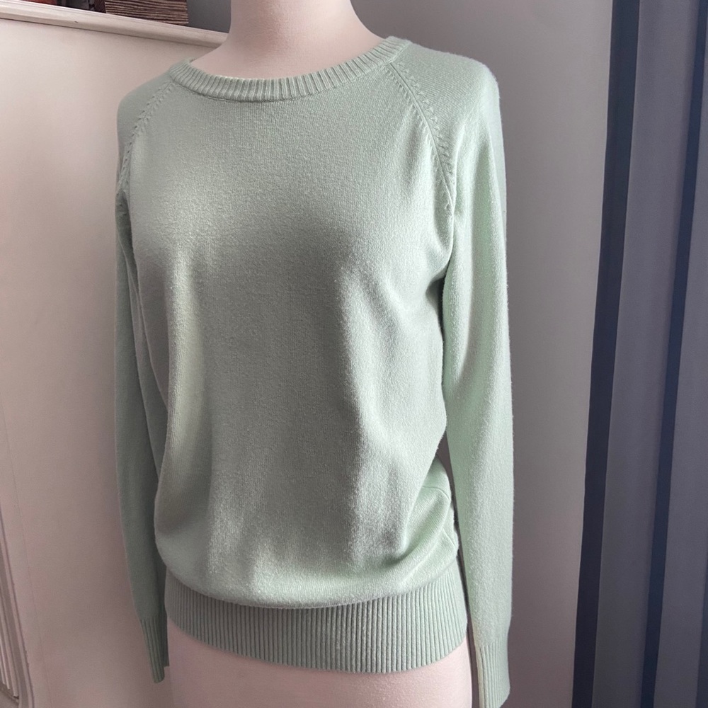 🌿 Light green sweater